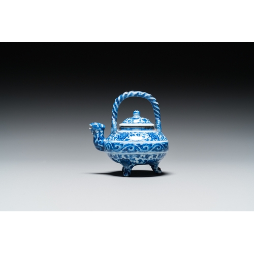 519 - An unusual Chinese blue and white teapot and cover, Xuande mark, probably QingH.: 9 cm - L.: 8,5 cm... 