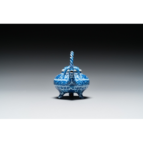 519 - An unusual Chinese blue and white teapot and cover, Xuande mark, probably QingH.: 9 cm - L.: 8,5 cm... 