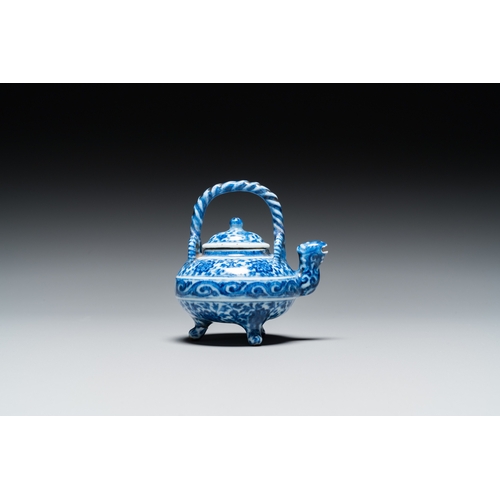 519 - An unusual Chinese blue and white teapot and cover, Xuande mark, probably QingH.: 9 cm - L.: 8,5 cm... 