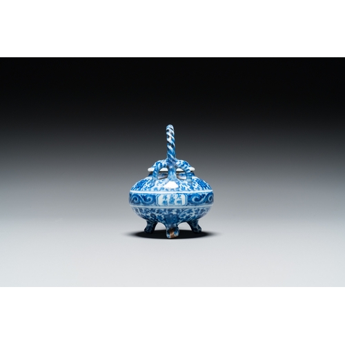 519 - An unusual Chinese blue and white teapot and cover, Xuande mark, probably QingH.: 9 cm - L.: 8,5 cm... 