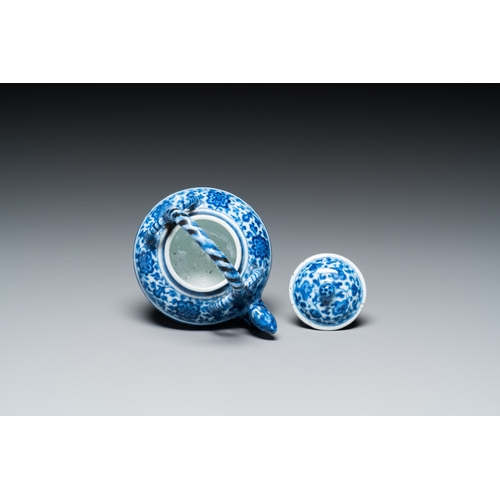 519 - An unusual Chinese blue and white teapot and cover, Xuande mark, probably QingH.: 9 cm - L.: 8,5 cm... 