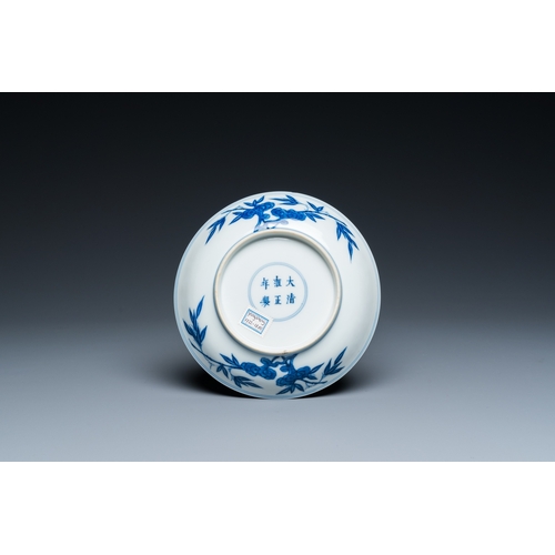 520 - A Chinese blue and white 'crane' saucer dish, Yongzheng mark, 18/19th C.Dia.: 15 cm