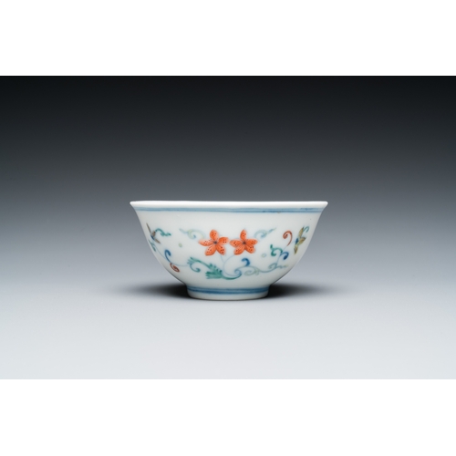 521 - A Chinese doucai bowl with floral design, Yongzheng mark and possibly of the periodDia.: 9 cm - H.: ... 