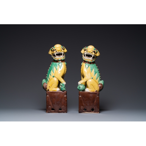 522 - A pair of large Chinese sancai-glazed Buddhist lions, 19th C.H.: 43 cm
 
 Condition: (UV-checked)- O... 