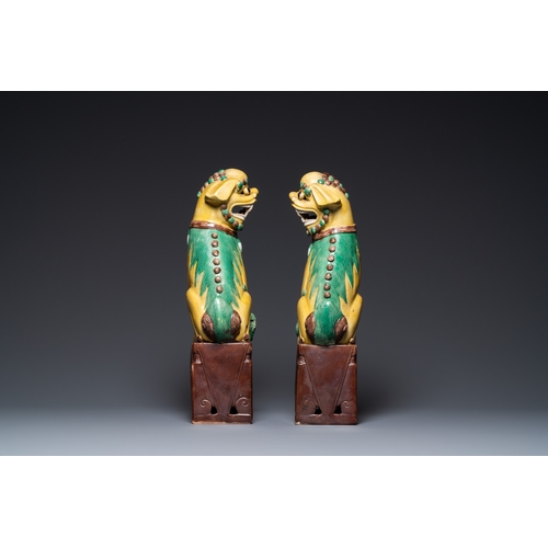 522 - A pair of large Chinese sancai-glazed Buddhist lions, 19th C.H.: 43 cm
 
 Condition: (UV-checked)- O... 