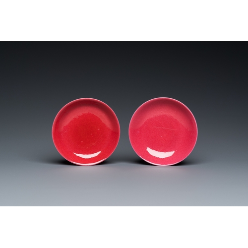 523 - A pair of Chinese monochrome puce-glazed cups and saucers, 19/20th C.Dia.: 10,5 cm (the saucer)Dia.:... 