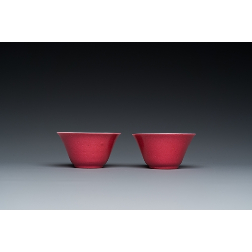 523 - A pair of Chinese monochrome puce-glazed cups and saucers, 19/20th C.Dia.: 10,5 cm (the saucer)Dia.:... 