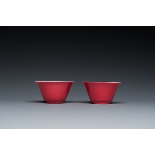 523 - A pair of Chinese monochrome puce-glazed cups and saucers, 19/20th C.Dia.: 10,5 cm (the saucer)Dia.:... 