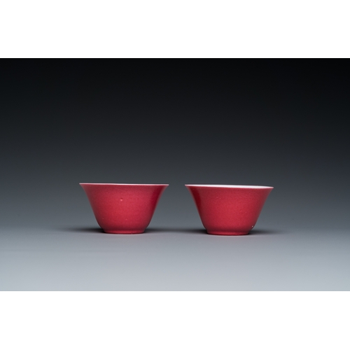 523 - A pair of Chinese monochrome puce-glazed cups and saucers, 19/20th C.Dia.: 10,5 cm (the saucer)Dia.:... 