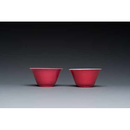 523 - A pair of Chinese monochrome puce-glazed cups and saucers, 19/20th C.Dia.: 10,5 cm (the saucer)Dia.:... 