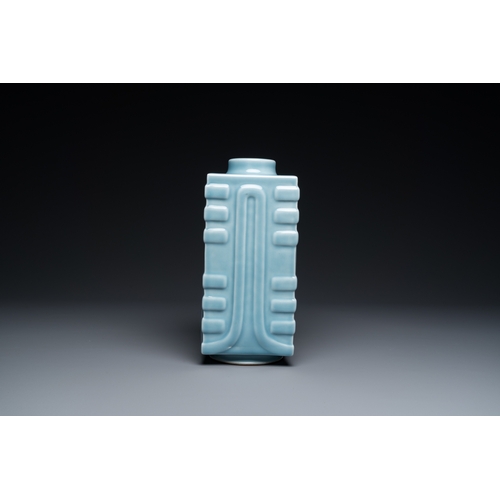 524 - A Chinese monochrome clair de lune-glazed 'cong' vase, Qianlong mark, 20th C.H.: 28,5 cm... 