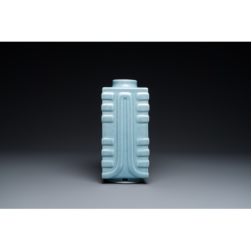 524 - A Chinese monochrome clair de lune-glazed 'cong' vase, Qianlong mark, 20th C.H.: 28,5 cm... 