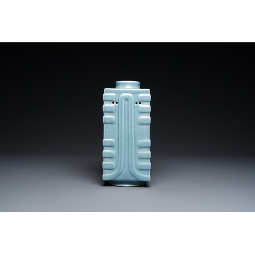 524 - A Chinese monochrome clair de lune-glazed 'cong' vase, Qianlong mark, 20th C.H.: 28,5 cm... 