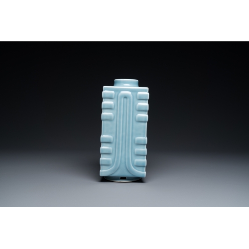 524 - A Chinese monochrome clair de lune-glazed 'cong' vase, Qianlong mark, 20th C.H.: 28,5 cm... 