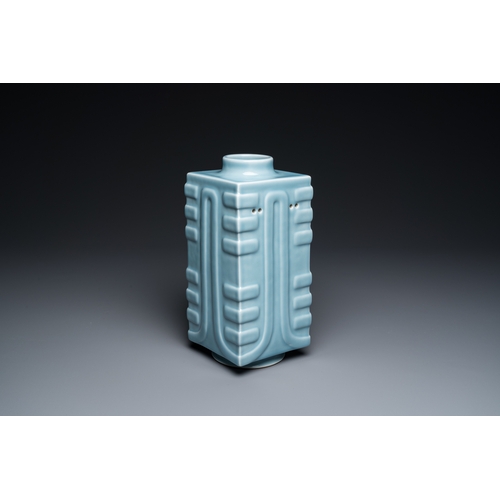 524 - A Chinese monochrome clair de lune-glazed 'cong' vase, Qianlong mark, 20th C.H.: 28,5 cm... 