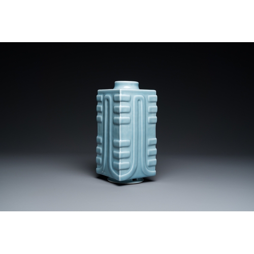 524 - A Chinese monochrome clair de lune-glazed 'cong' vase, Qianlong mark, 20th C.H.: 28,5 cm... 