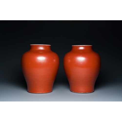 525 - A pair of Chinese monochrome coral-red-glazed vases with wooden stands and lids, RepublicH.: 39,5 cm... 