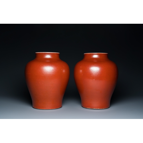 525 - A pair of Chinese monochrome coral-red-glazed vases with wooden stands and lids, RepublicH.: 39,5 cm... 