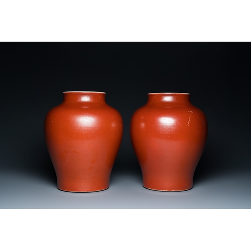 525 - A pair of Chinese monochrome coral-red-glazed vases with wooden stands and lids, RepublicH.: 39,5 cm... 