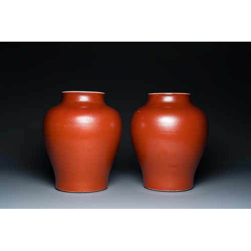 525 - A pair of Chinese monochrome coral-red-glazed vases with wooden stands and lids, RepublicH.: 39,5 cm... 