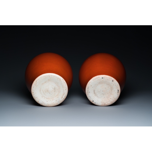 525 - A pair of Chinese monochrome coral-red-glazed vases with wooden stands and lids, RepublicH.: 39,5 cm... 