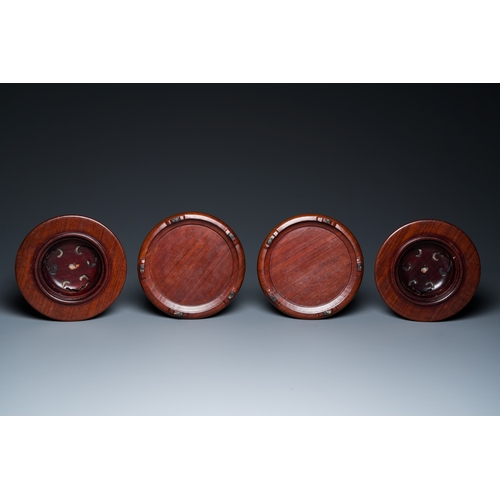 525 - A pair of Chinese monochrome coral-red-glazed vases with wooden stands and lids, RepublicH.: 39,5 cm... 