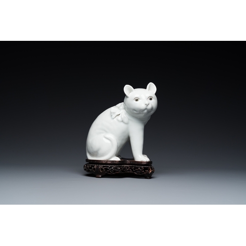 528 - A Chinese blanc de Chine model of a cat on wooden stand, RepublicH.: 20 cm - L.: 16 cm (incl. stand)... 