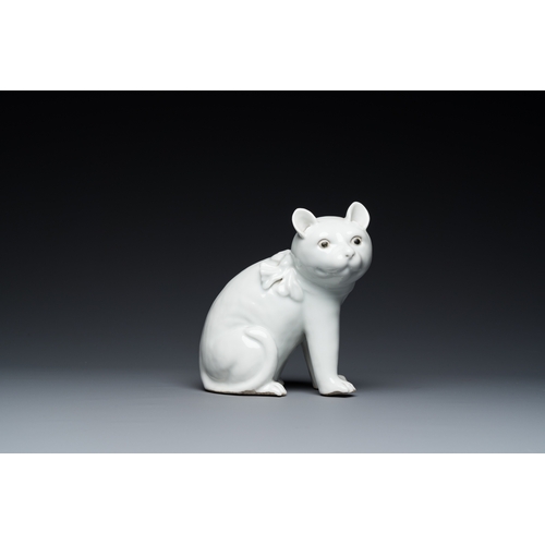 528 - A Chinese blanc de Chine model of a cat on wooden stand, RepublicH.: 20 cm - L.: 16 cm (incl. stand)... 