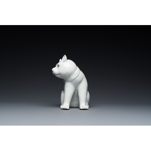 528 - A Chinese blanc de Chine model of a cat on wooden stand, RepublicH.: 20 cm - L.: 16 cm (incl. stand)... 