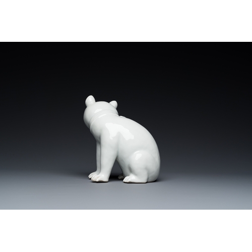 528 - A Chinese blanc de Chine model of a cat on wooden stand, RepublicH.: 20 cm - L.: 16 cm (incl. stand)... 