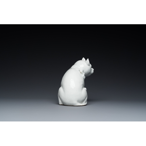 528 - A Chinese blanc de Chine model of a cat on wooden stand, RepublicH.: 20 cm - L.: 16 cm (incl. stand)... 