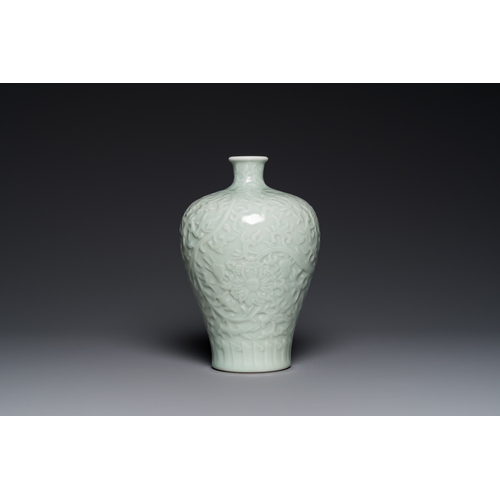 534 - A Chinese celadon-glazed 'lotus scroll' 'meiping' vase, Kangxi mark, 19/20th C.H.: 23,5 cm... 