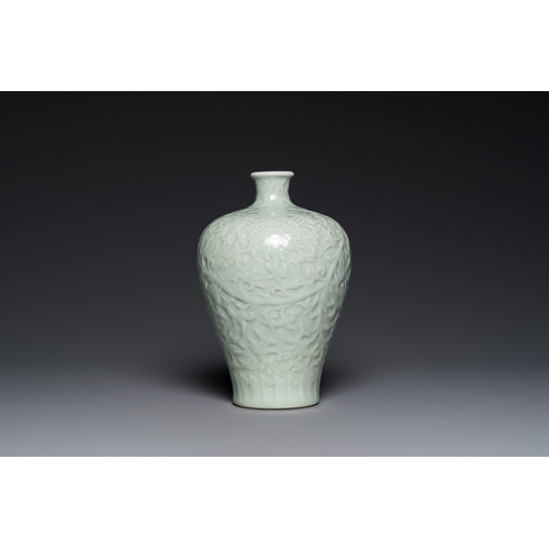 534 - A Chinese celadon-glazed 'lotus scroll' 'meiping' vase, Kangxi mark, 19/20th C.H.: 23,5 cm... 