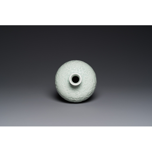 534 - A Chinese celadon-glazed 'lotus scroll' 'meiping' vase, Kangxi mark, 19/20th C.H.: 23,5 cm... 