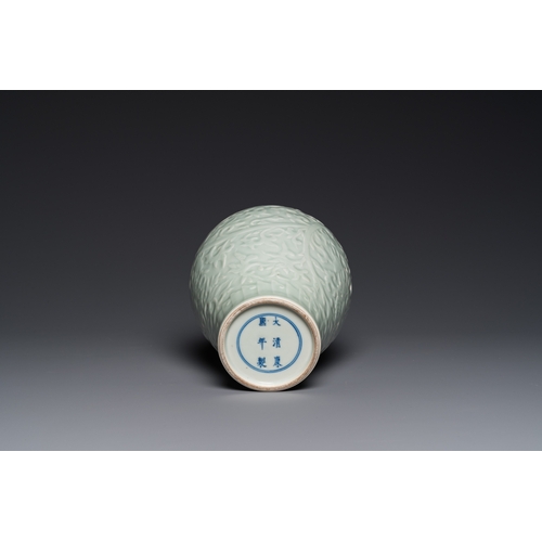 534 - A Chinese celadon-glazed 'lotus scroll' 'meiping' vase, Kangxi mark, 19/20th C.H.: 23,5 cm... 