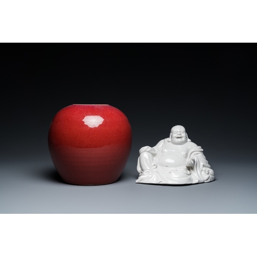 536 - A Chinese sang-de-boeuf-glazed jar, a blanc de Chine Buddha and two plates, 19th C.Dia.: 20 cm (the ... 