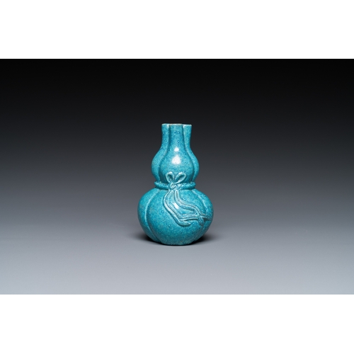 537 - A small Chinese robin's egg-glazed three-necked double gourd vase, 19/20th C.H.: 8,5 cm... 