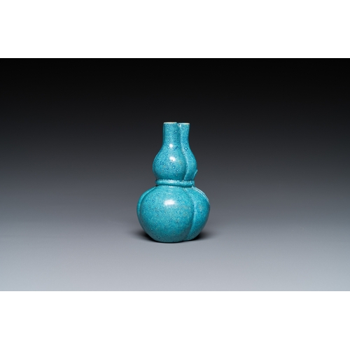 537 - A small Chinese robin's egg-glazed three-necked double gourd vase, 19/20th C.H.: 8,5 cm... 