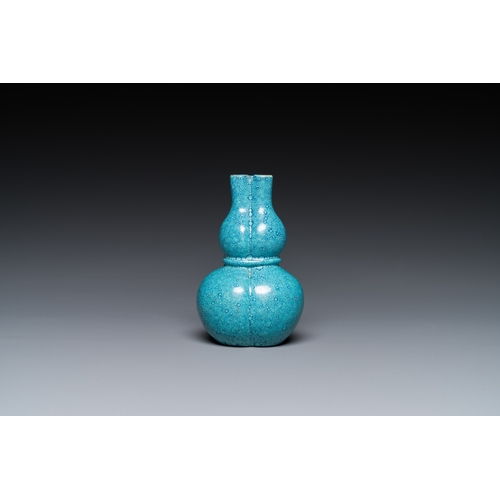 537 - A small Chinese robin's egg-glazed three-necked double gourd vase, 19/20th C.H.: 8,5 cm... 