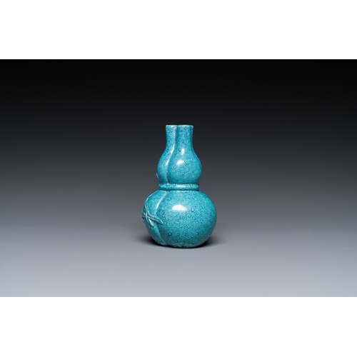 537 - A small Chinese robin's egg-glazed three-necked double gourd vase, 19/20th C.H.: 8,5 cm... 