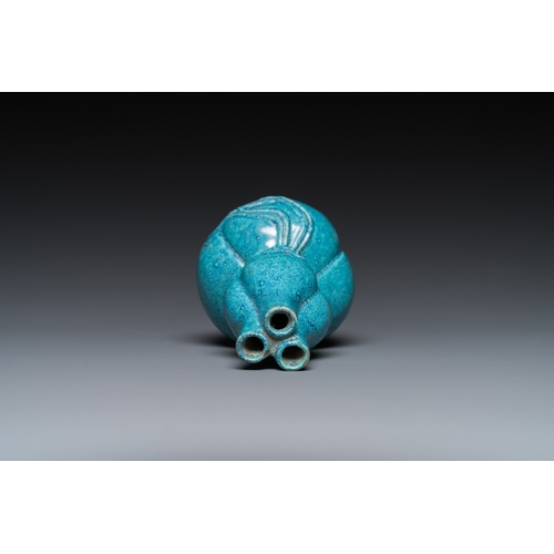 537 - A small Chinese robin's egg-glazed three-necked double gourd vase, 19/20th C.H.: 8,5 cm... 