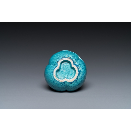 537 - A small Chinese robin's egg-glazed three-necked double gourd vase, 19/20th C.H.: 8,5 cm... 