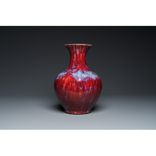 543 - A large Chinese flambe-glazed vase, 18/19th C.H.: 34,5 cm