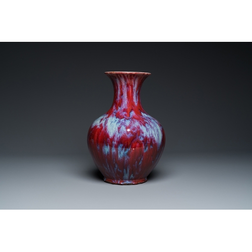 543 - A large Chinese flambe-glazed vase, 18/19th C.H.: 34,5 cm