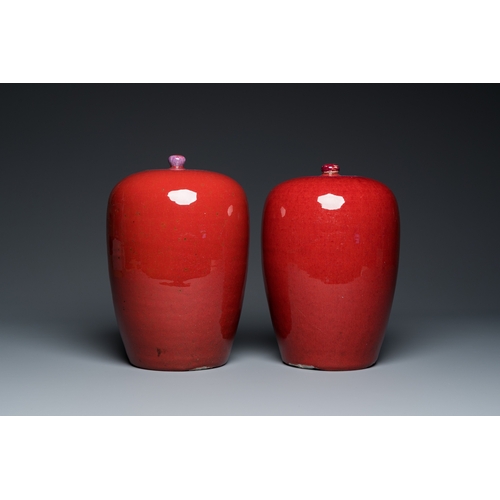 546 - A pair of Chinese sang-de-boeuf-glazed covered jars, 19th C.H.: 31,5 cm (the tallest)