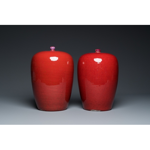 546 - A pair of Chinese sang-de-boeuf-glazed covered jars, 19th C.H.: 31,5 cm (the tallest)