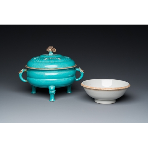 547 - A Chinese turquoise-glazed tripod bowl and cover, 19th C.L.: 23 cm - H.: 18 cm (the bowl and cover)D... 