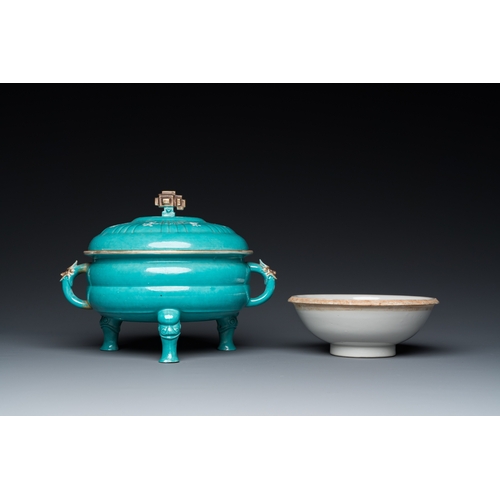 547 - A Chinese turquoise-glazed tripod bowl and cover, 19th C.L.: 23 cm - H.: 18 cm (the bowl and cover)D... 