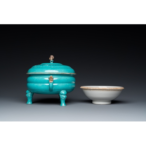 547 - A Chinese turquoise-glazed tripod bowl and cover, 19th C.L.: 23 cm - H.: 18 cm (the bowl and cover)D... 