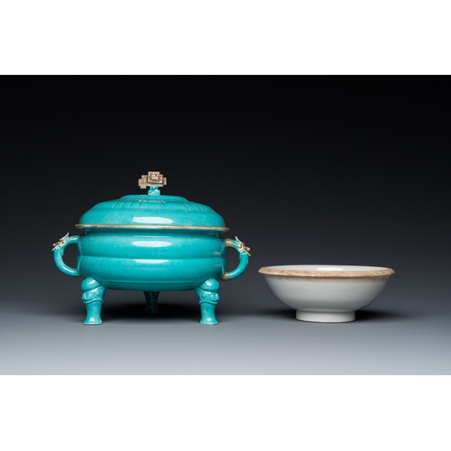 547 - A Chinese turquoise-glazed tripod bowl and cover, 19th C.L.: 23 cm - H.: 18 cm (the bowl and cover)D... 